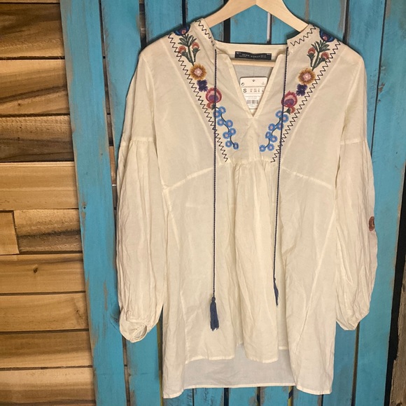 NWT BBWM Embroidered Boho top size small off white colorful floral embroidered - Picture 1 of 10